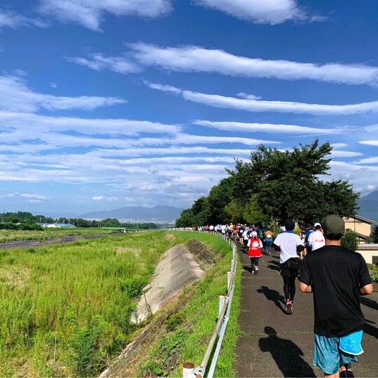 山々・曲がり土手道と連綿の縁走